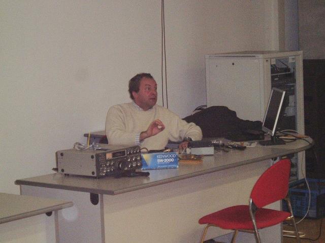 i3xfy Alberto Sasso 18-11-2006 lezione CW all'ITIS.JPG
